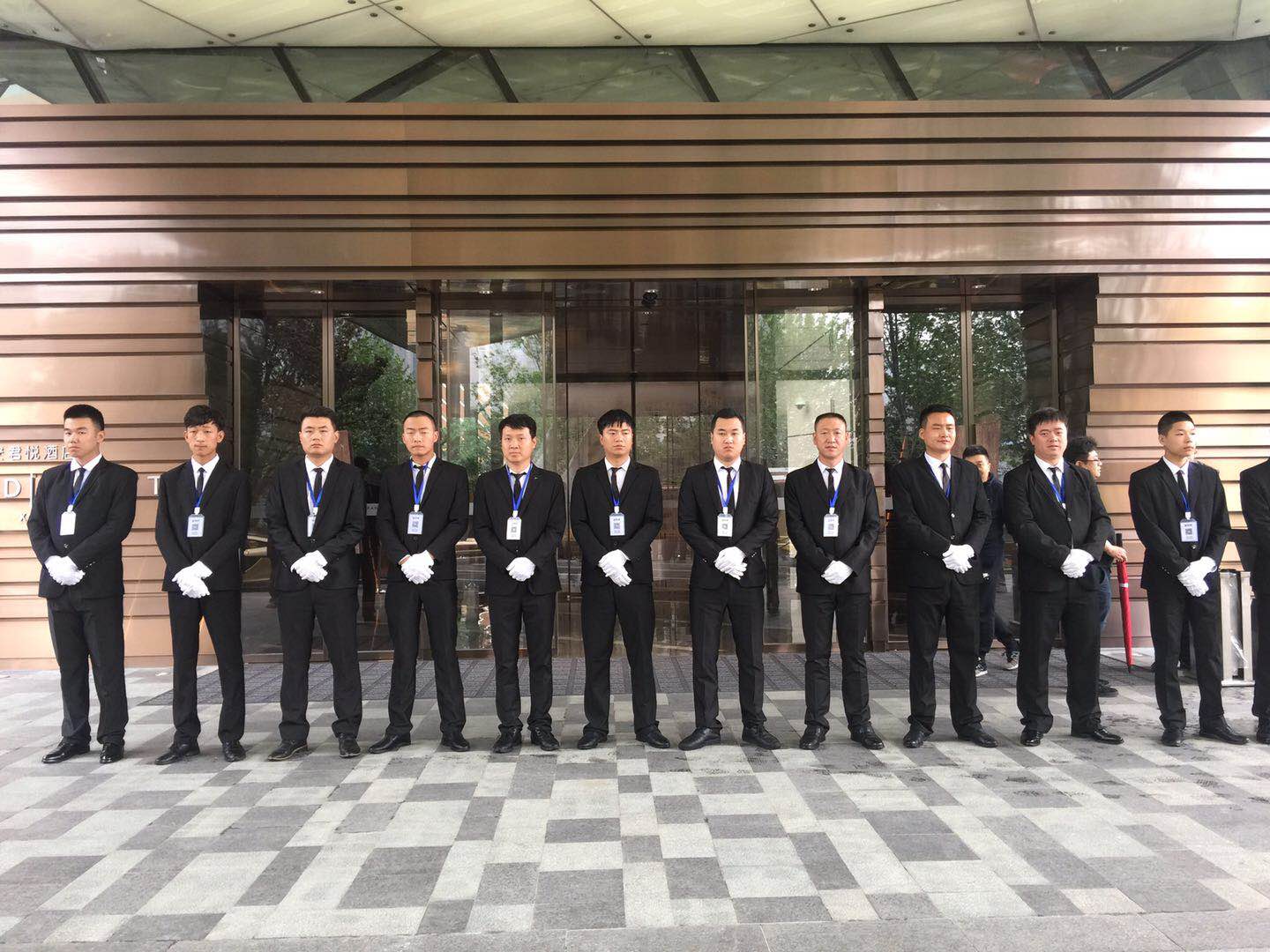 君悅開業(yè)大門前合影.jpg