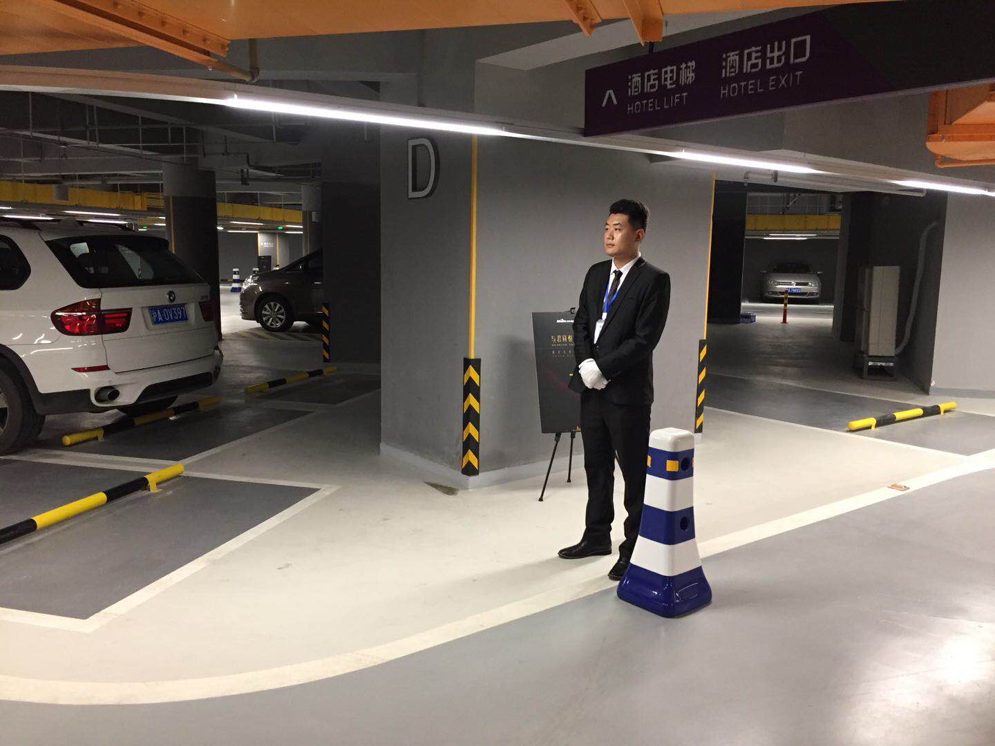 車庫站崗.jpg