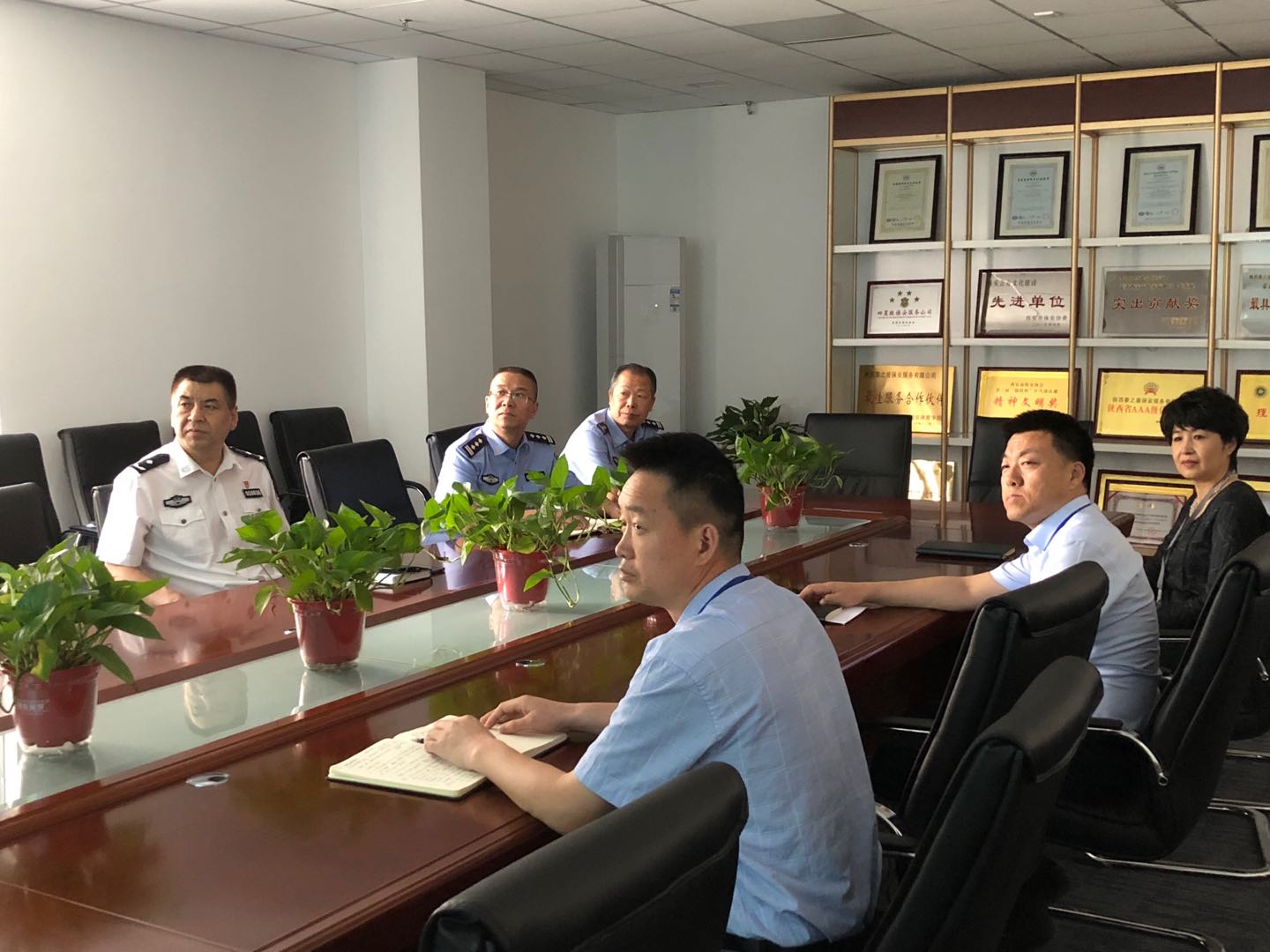 張學林看公司視頻片.jpg