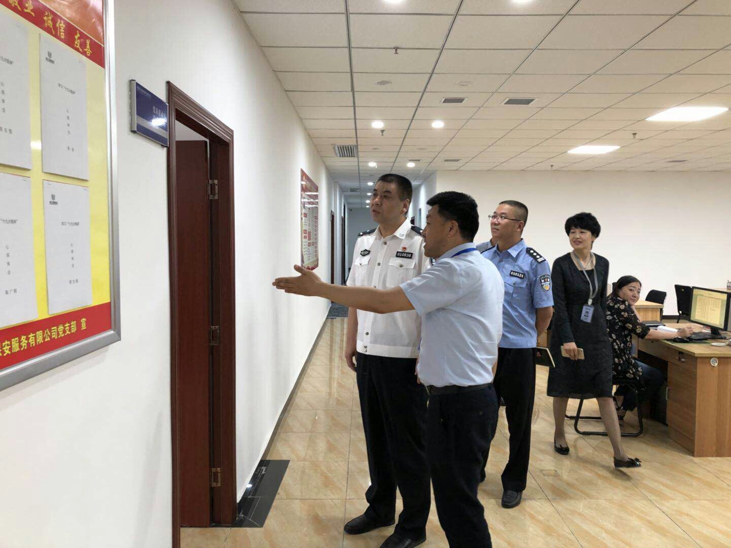 李總陪同參觀黨員活動室.jpg