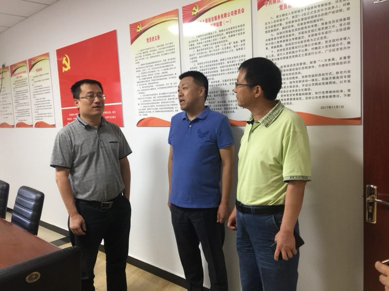 李總黨員活動室三人.jpg