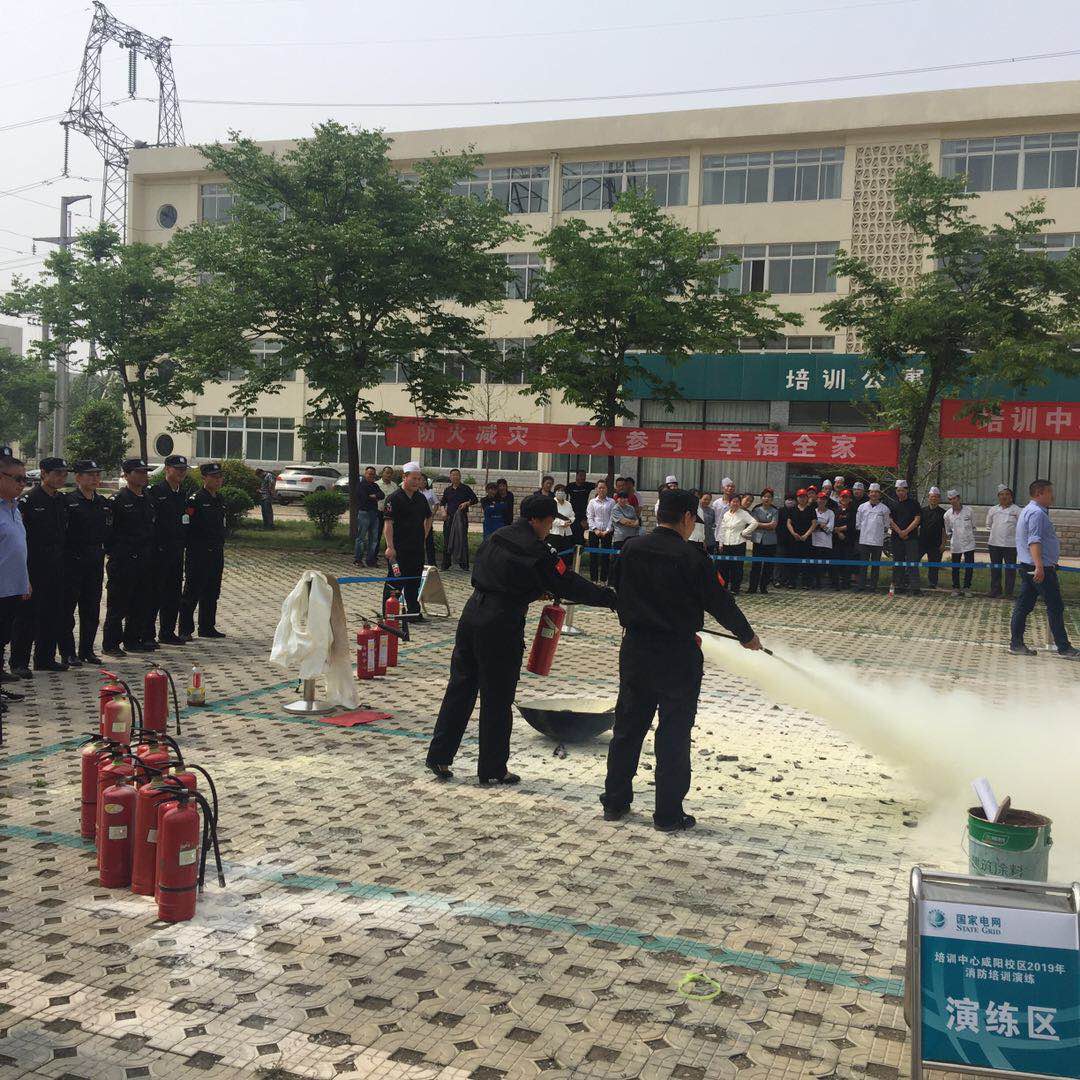 隊員滅火.jpg