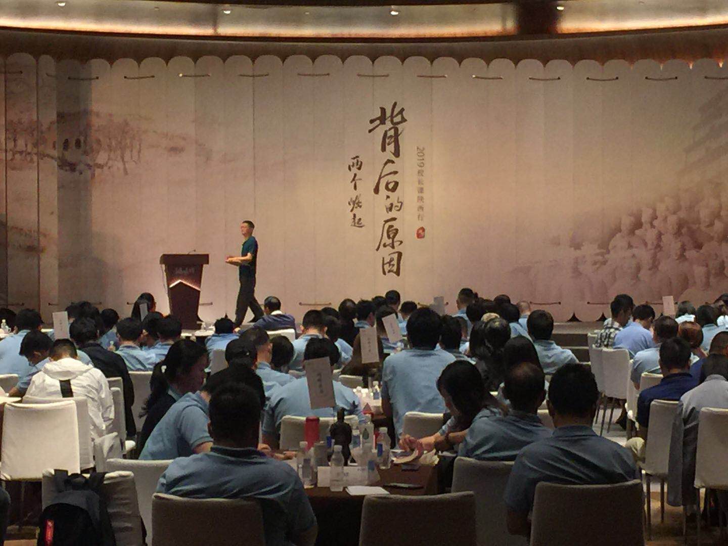 湖畔大學(xué)執(zhí)勤照馬云2.jpg